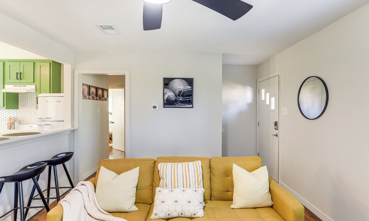 Central Arlington Cottage | 2 Blocks to At&t Stadium: Sports Fan Headquarters!