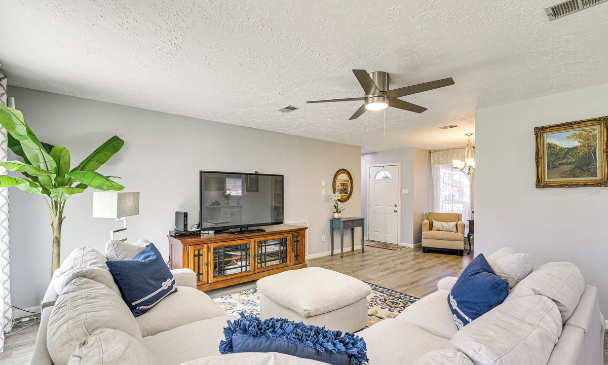 Friendswood Cottage | 6 Mi to Clear Lake: Family Home w/Patio & Yard