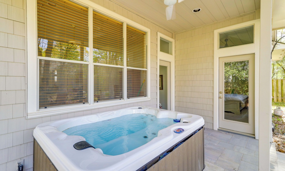 Indian Springs Cottage | Hot Tub, Fire Pit: Retreat in The Woodlands!
