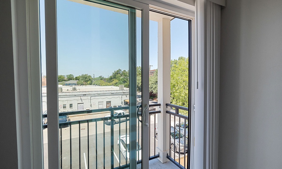Oak Cliff Apartment | Modern Townhome Rooftop Backyard Garage 2