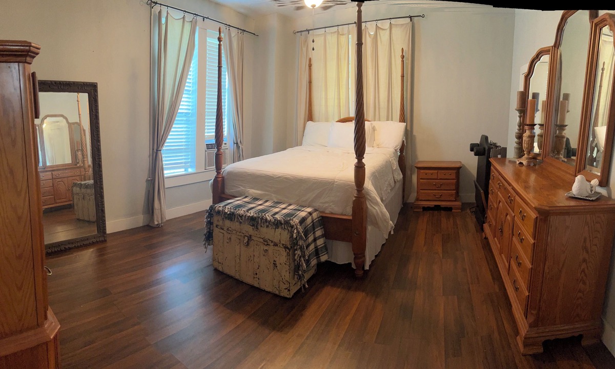 Elliott House | Charming farmhouse just five minutes away from Grenada Lake.