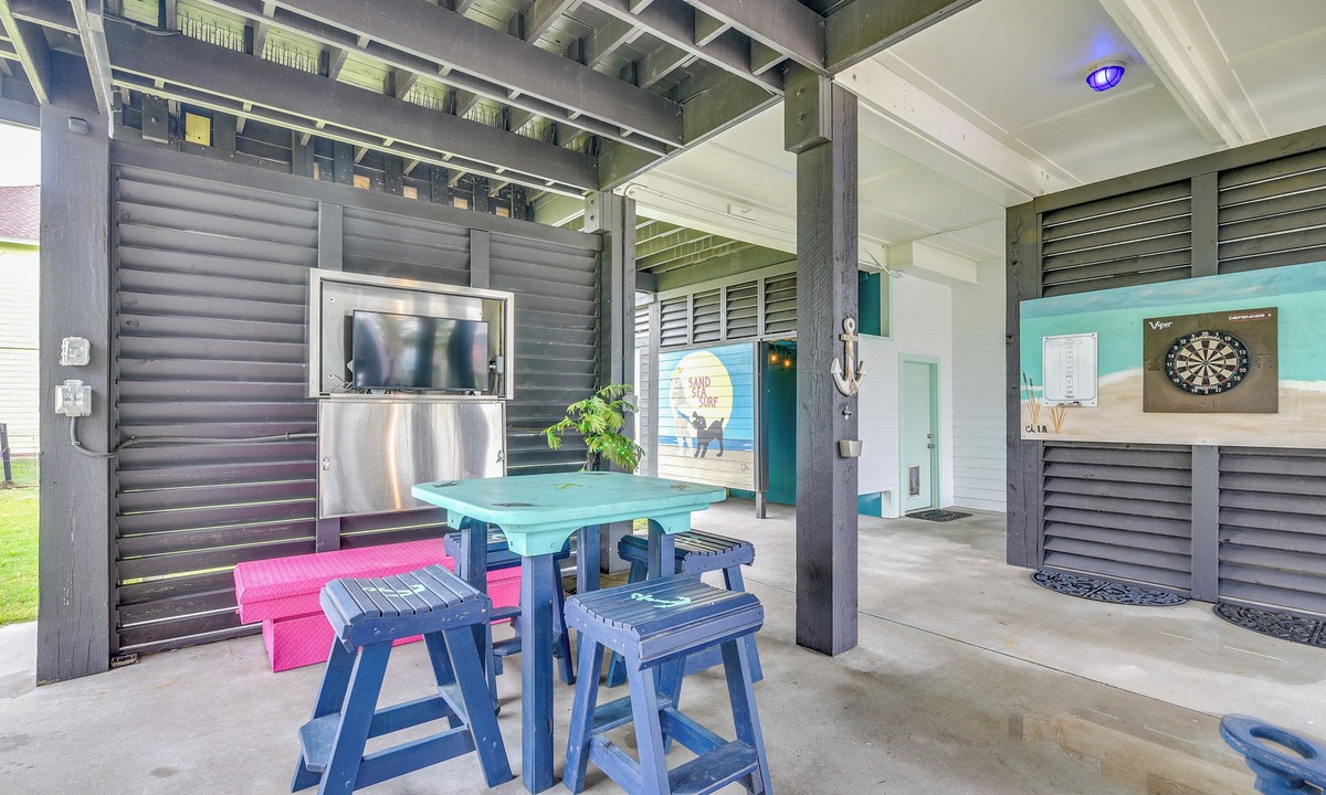 Crystal Beach Cottage | Retreat w/Hot Tub & Fenced Yard: Walk to Beach