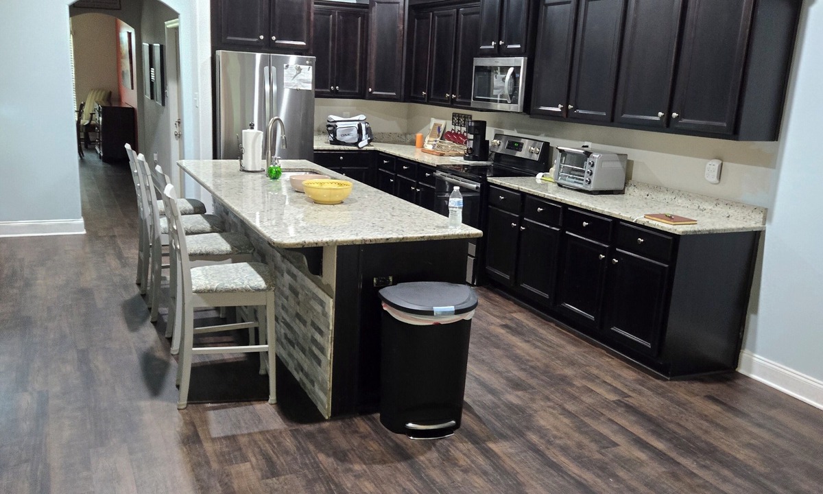 Gulfport House | 5 bedroom 3 full baths 6 miles from the beach.