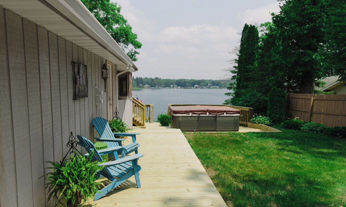 White Cloud Apartment | Lake Side Guest House with Hot Tub