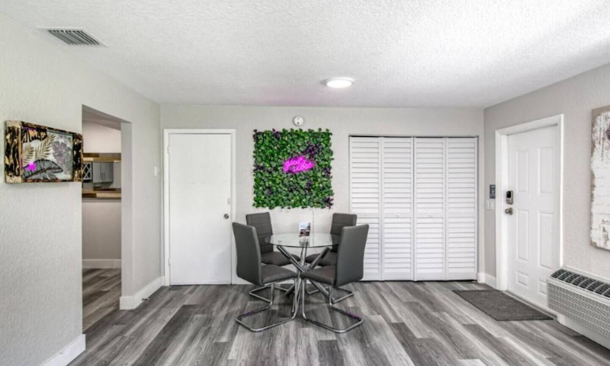 Palm Beach Shores Condo | 🌴Beach Getaway | Hot Tub | Fire Pit | Pet-Friendly🌴