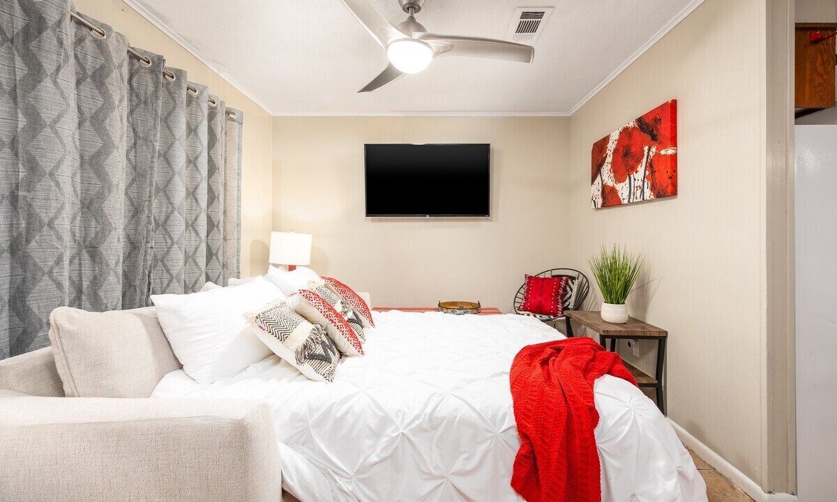 Pineville Apartment | By Hospitals 🏥 | PetsOK 🐈 | 55" 4KTV | King 🛏