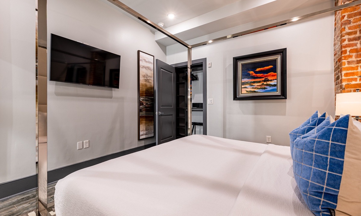 Central Business District Apartment | Downtown 4BR | Private Outdoor Patio | King Beds | The St. Louis