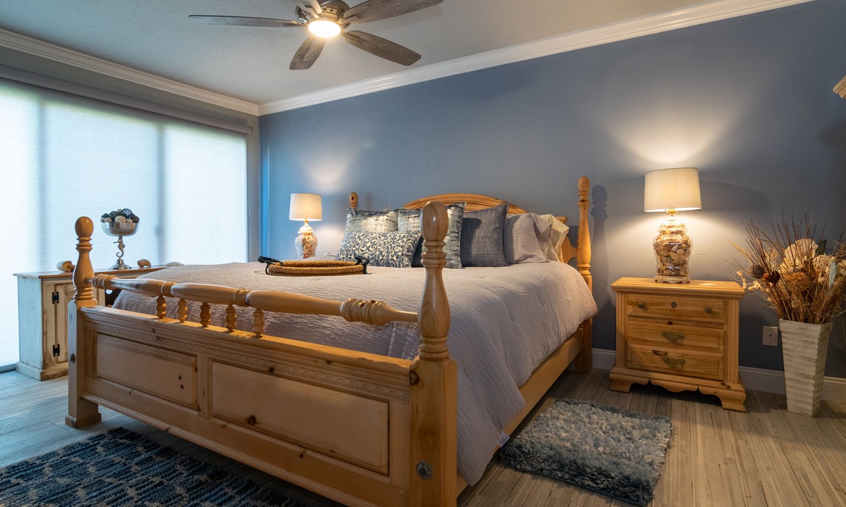 Holmes Beach Condo | Waters Edge 102N · 1-Mo Winter Min · Gulf Pool
