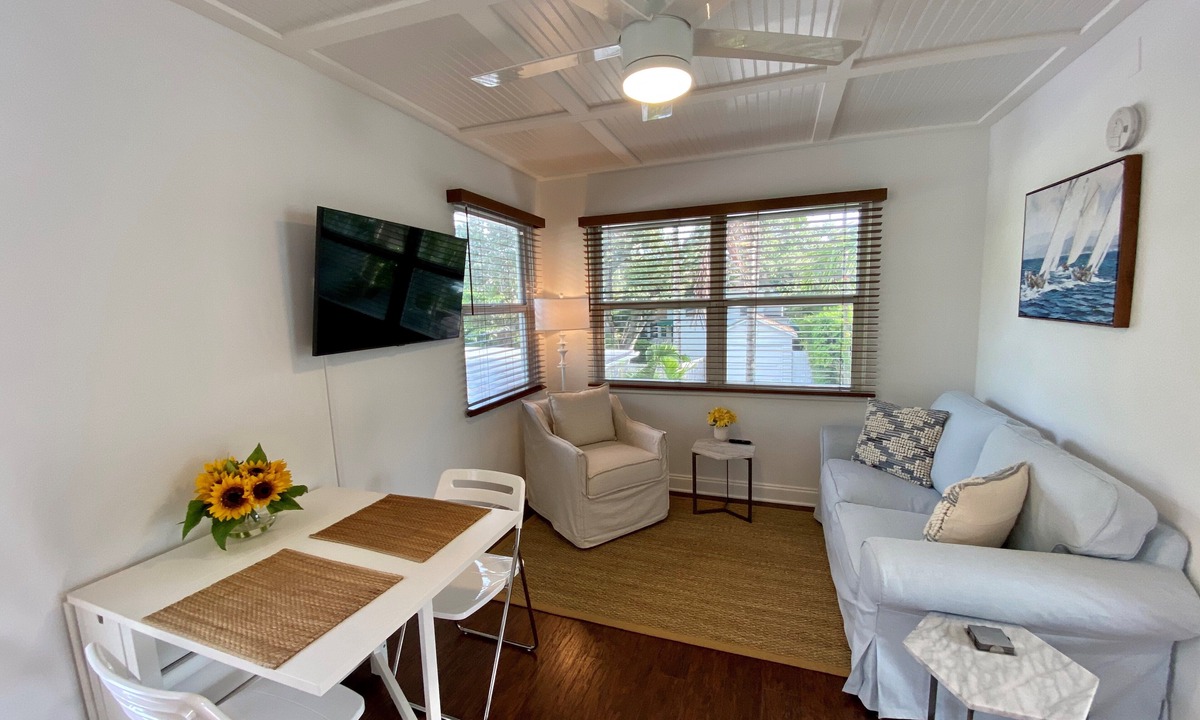West Palm Beach Apartment | 1/1 steps from downtown w/bikes. clean & comfortable