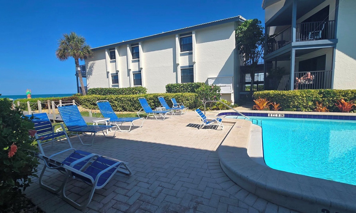 Holmes Beach Condo | Coastal Luxury on the Gulf | Pool, Tennis & Trolley Beachfront Bliss on Anna Maria Island | Sleeps 6