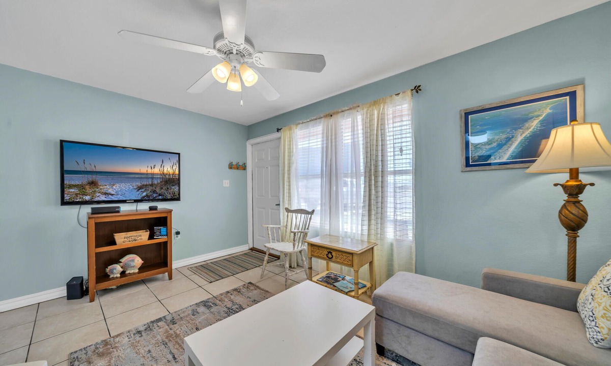 Fort Walton Beach Condo | 105 Tropical Isle Cozy Gulfside Condo ~ Beach Svc Included ~ AUG SALE