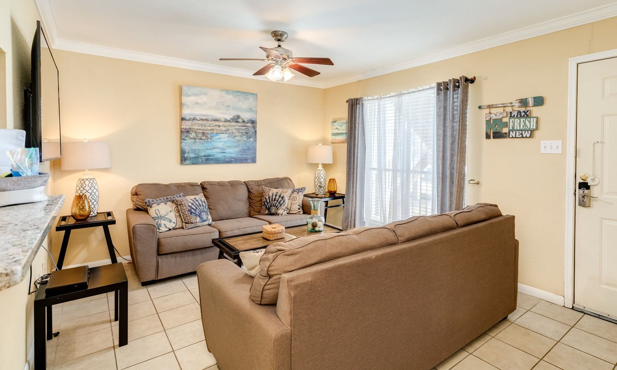 Galveston Condo | Sandpiper Stay - Pool, Near Beach & Seawall!