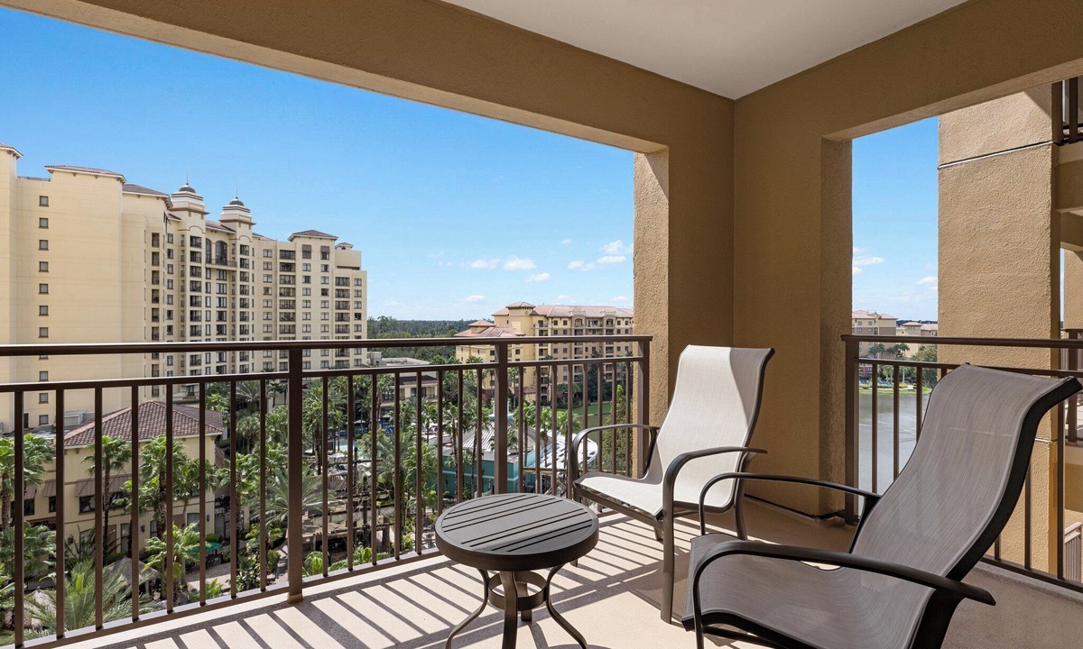 Lake Buena Vista Resort | Luxurious Resort minutes from Disney World with full access to all resort Amenities