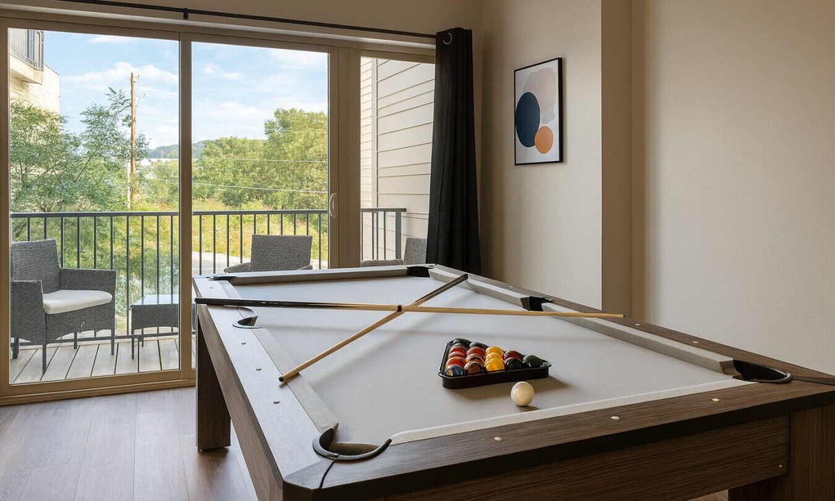 Glen Iris Apartment | Family & Group Retreat|3 Queens Beds Pool Table 11