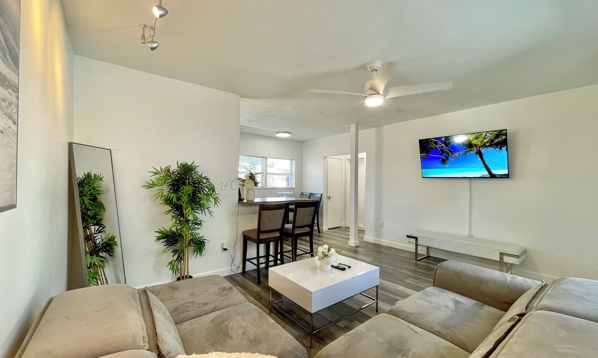 Lauderdale Beach Apartment | 2301/U1-Comfy-Beachfront-Central-1-bedroom-apartment-with-AC-in-Fort-Lauderdale