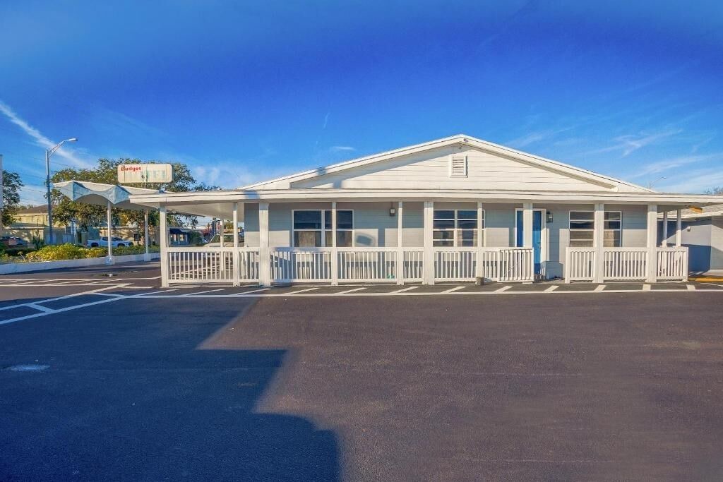 Le Barons Of Titusville Hotel | Enjoy Kitchenette Room Near Kennedy Center, Parking Available