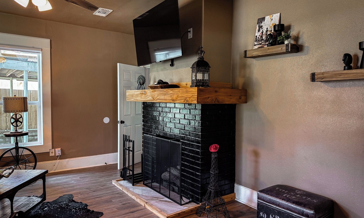 Paris House | 1700ft Gamers Nest 3 Bedroom 2 Bath 2 Kings 2 Queens and a Full! Bomb Backyard!