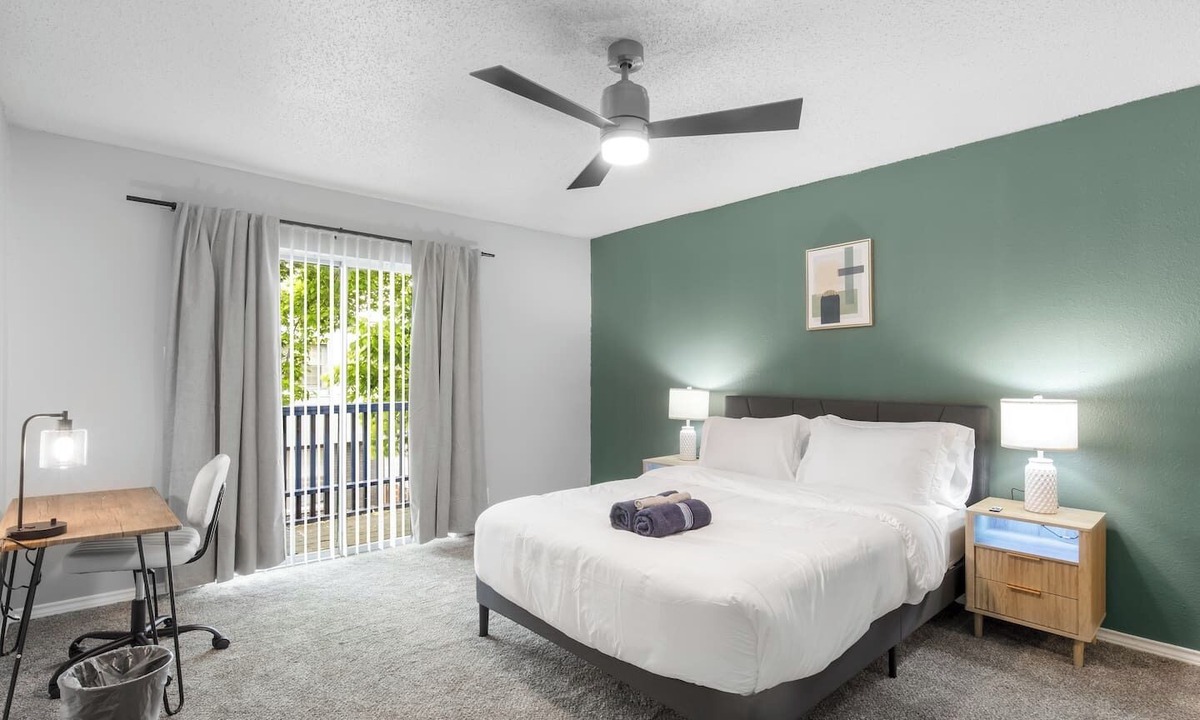 Central Arlington Apartment | Arlington 2BR | AT&T, Globe Life, 6 Flags, Parking