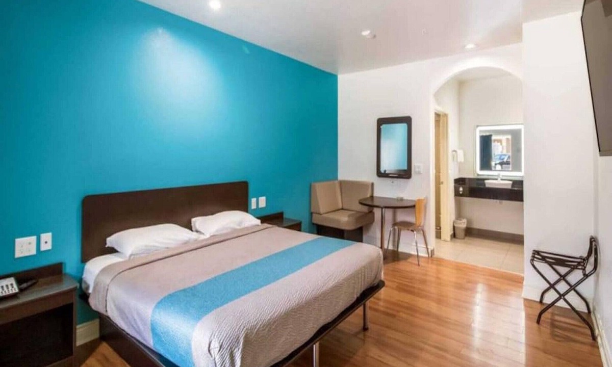 Greater Greenspoint Apartment | 1 King Bed | Mobil Access Tub Nsmk Micfridg
