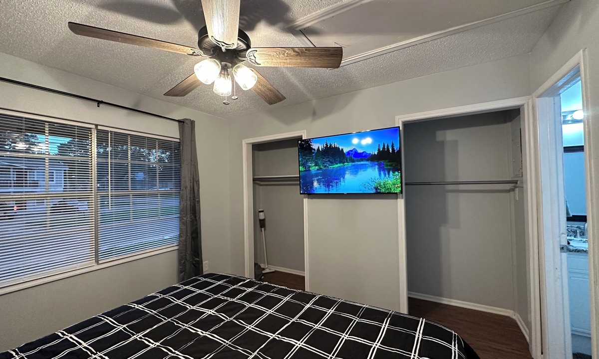 Texarkana Apartment | Piney Woods 5 - King Bed