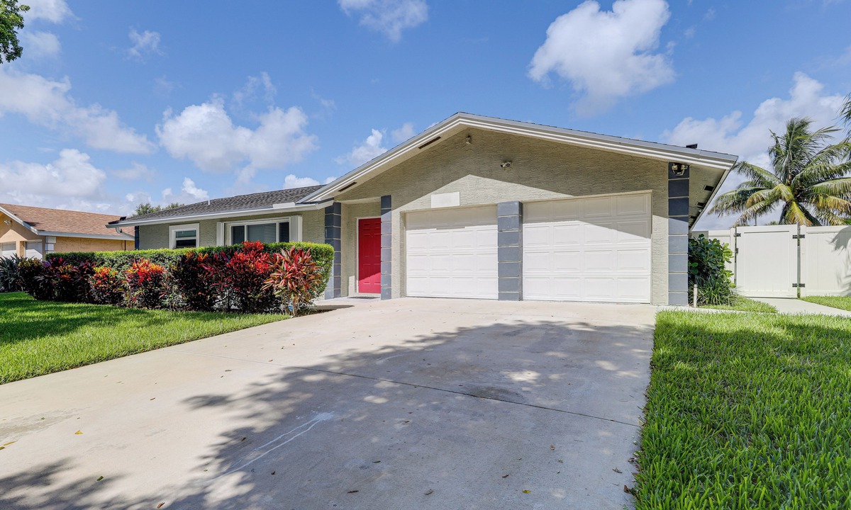 Echo Lake Apartment | 5 Mi to Boat Cruises! WPB Retreat w/Pool Access