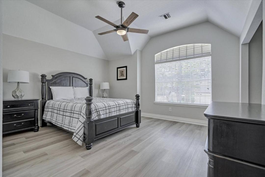 The Woodlands House | Woodlands Contemporary 4BR3Bath with heated Pool and Spa