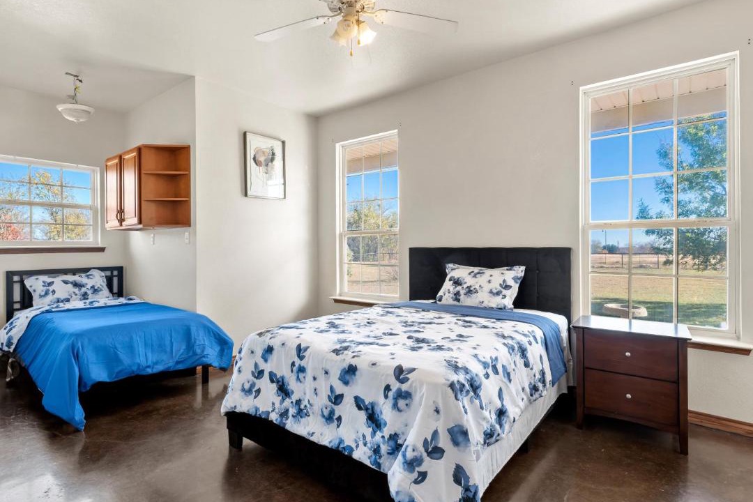 Waxahachie House | Large 5-Bedroom Farmhouse with Barn in Waxahachie Perfect for Families and Groups
