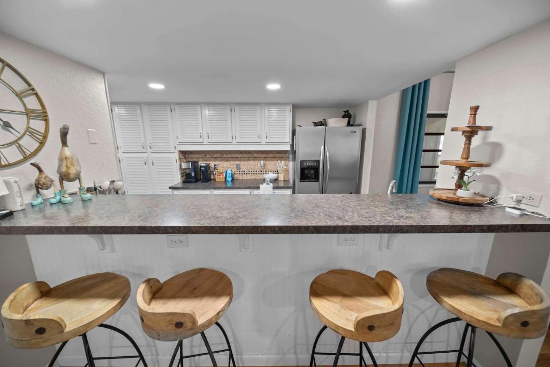 Murchison House | Sunset Cove Cottage- Lakefront With Bar Loft Sunroom & Pier