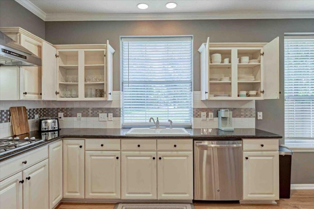 Alden Bridge House | The Woodlands 3BR 1-Story Retreat w Open Kitchen, Grill, and Baby Friendly