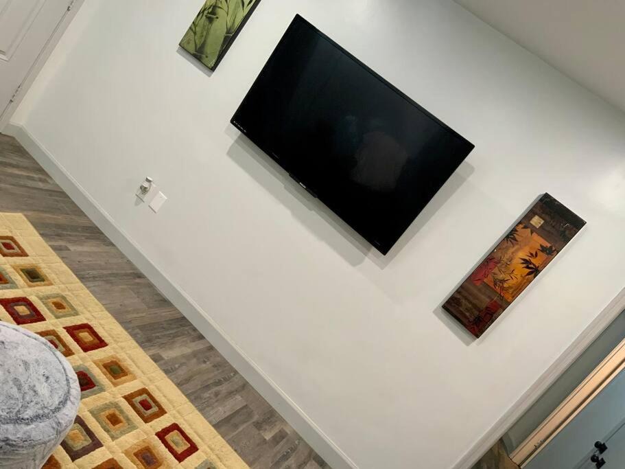 Birmingham Apartment | Serene and Modern 5 Location, Queen Bed, Parking