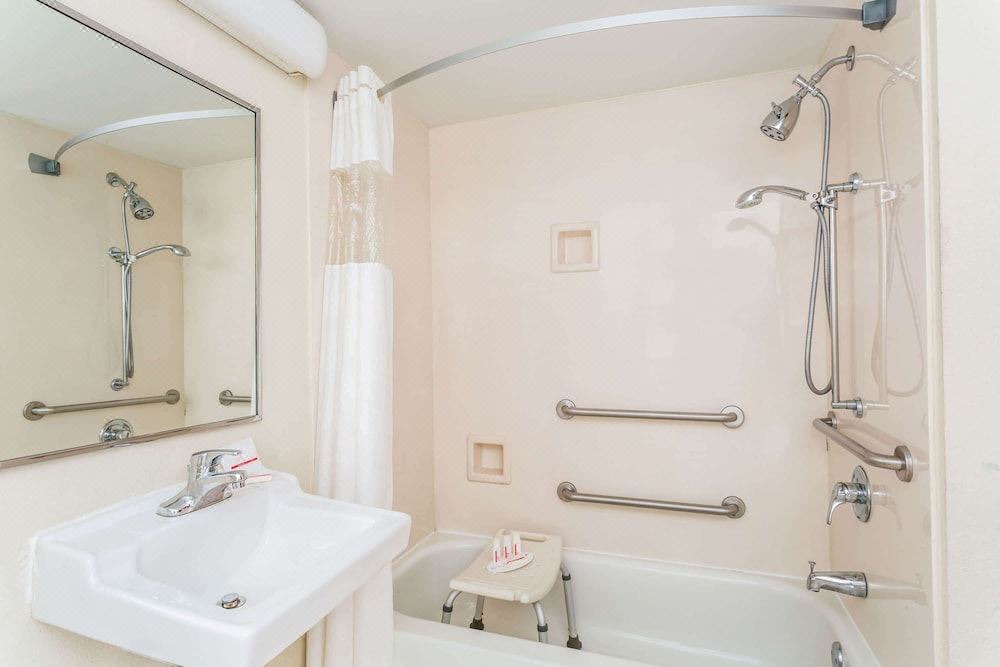 Photo of Bathroom in Luling