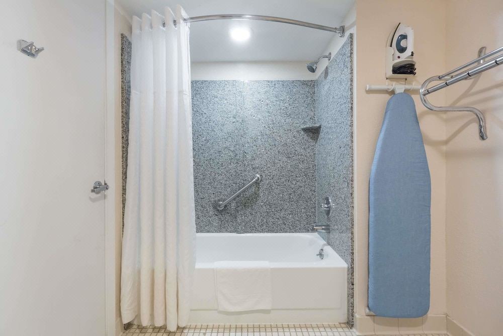 Photo of Bathroom in Pearl