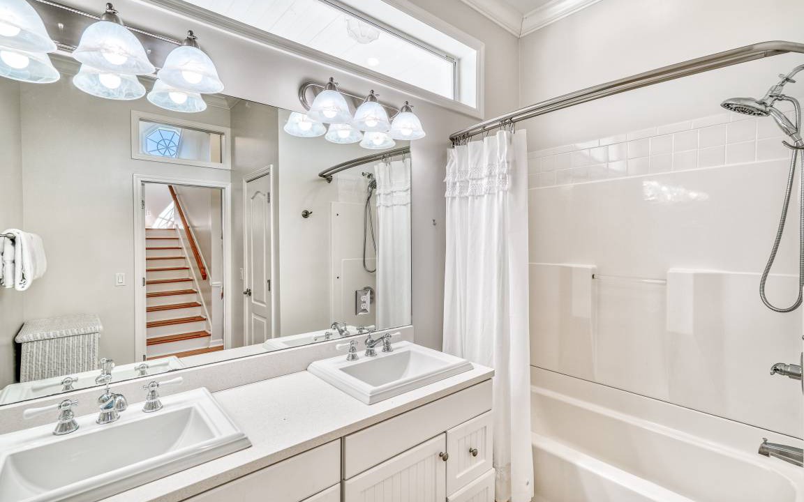 Photo of Bathroom in White's Gulfview