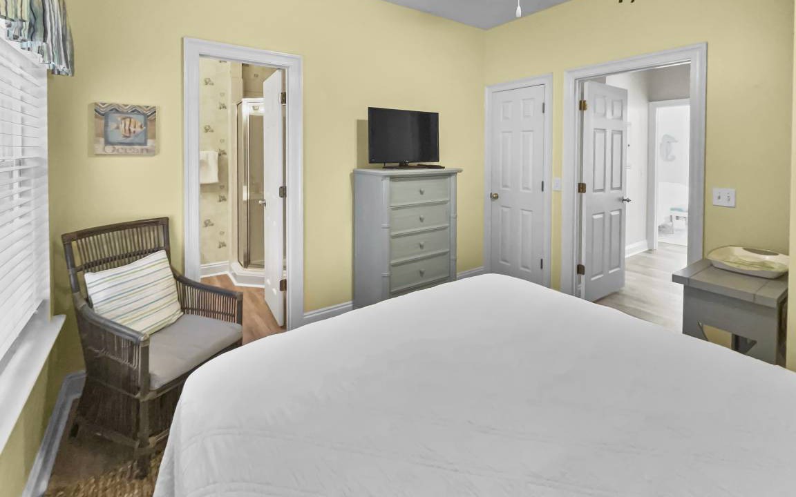 Photo of Bedroom in Lullwater Beach