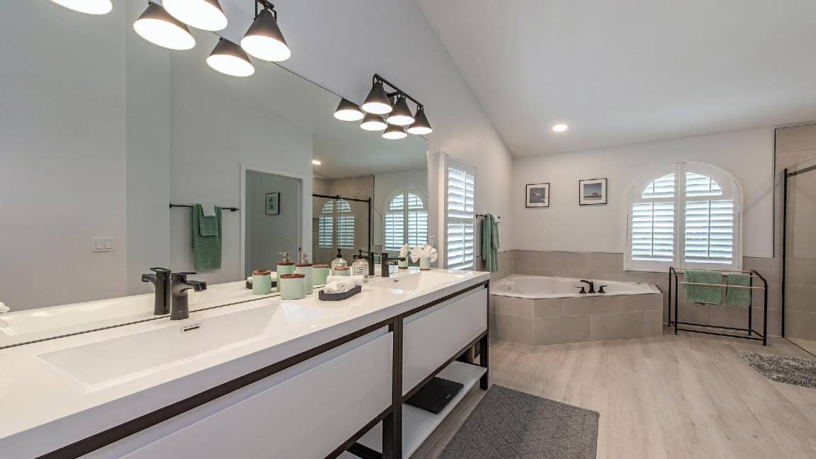 Photo of Bathroom in Crown Pointe