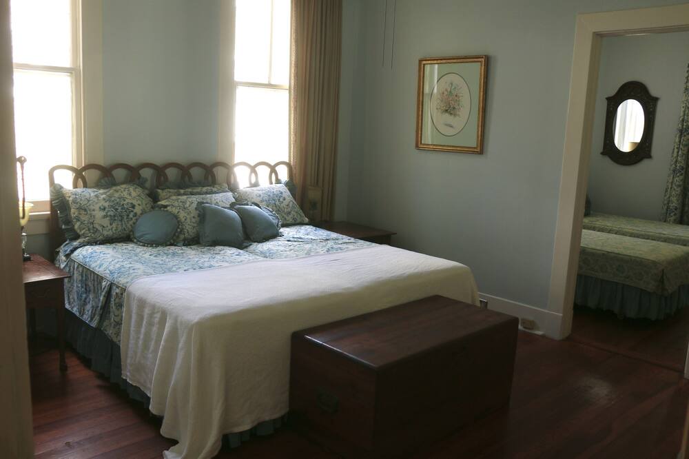 Photo of Bedroom in Freret