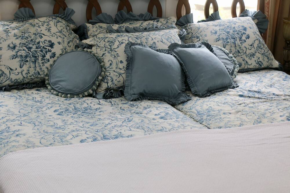 Photo of Bedroom in Freret