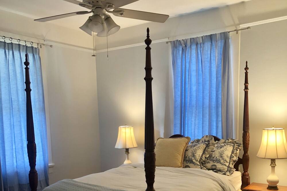 Photo of Bedroom in Freret