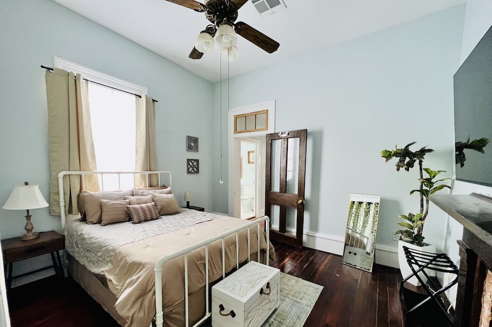 Photo of Bedroom in Algiers Point