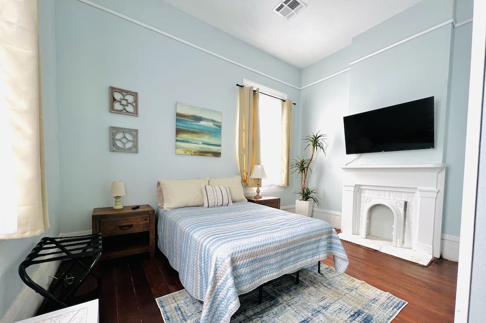 Photo of Bedroom in Algiers Point