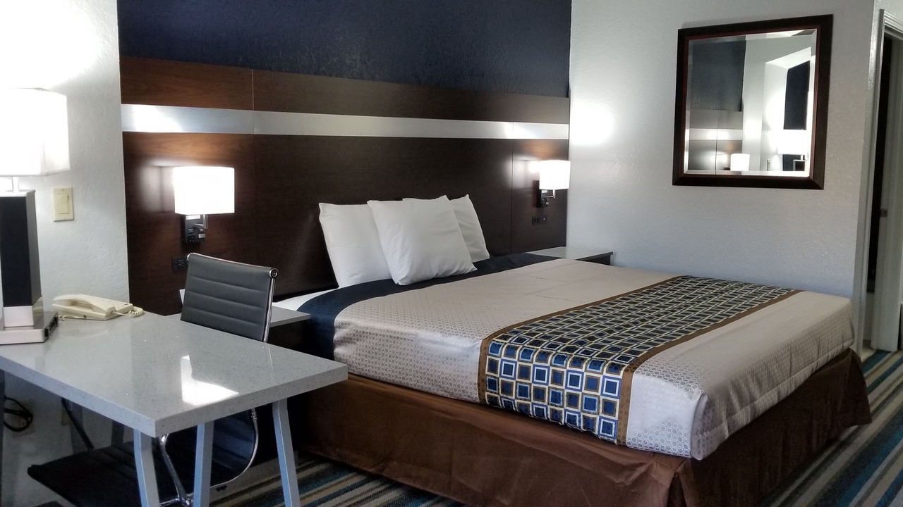 Photo of Bedroom in Oaks Historic District