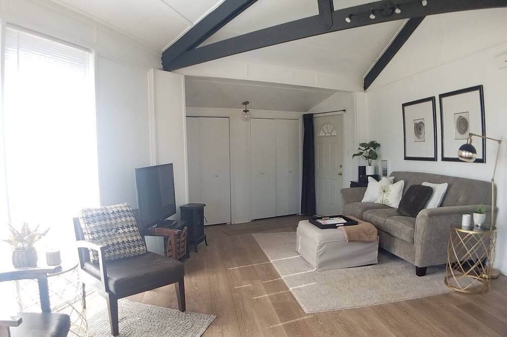 Photo of Livingroom in Jones Mills
