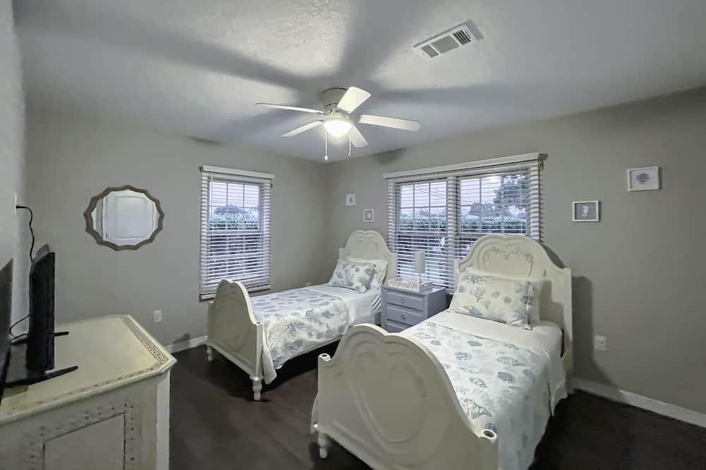 Photo of Bedroom in Long Beach