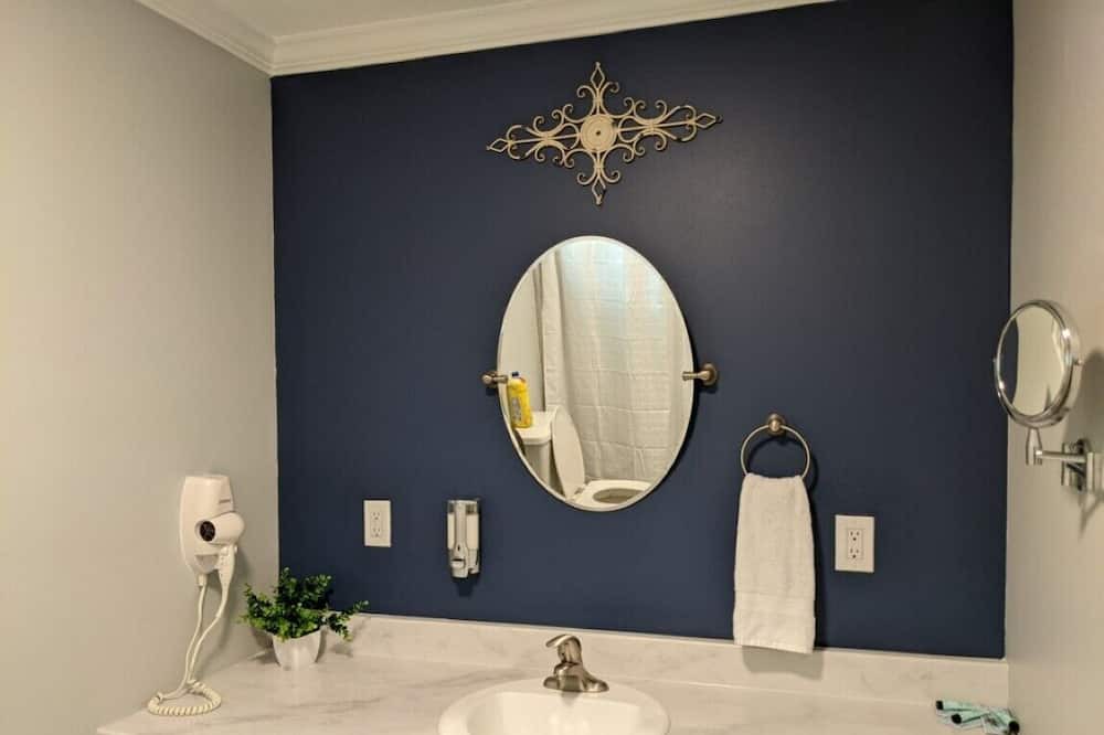 Photo of Bathroom in Stone County