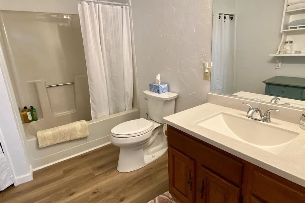 Photo of Bathroom in Wewahitchka