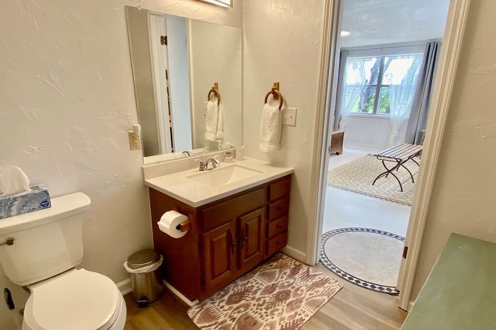 Photo of Bathroom in Wewahitchka