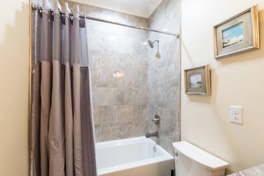 Photo of Bathroom in Lillian