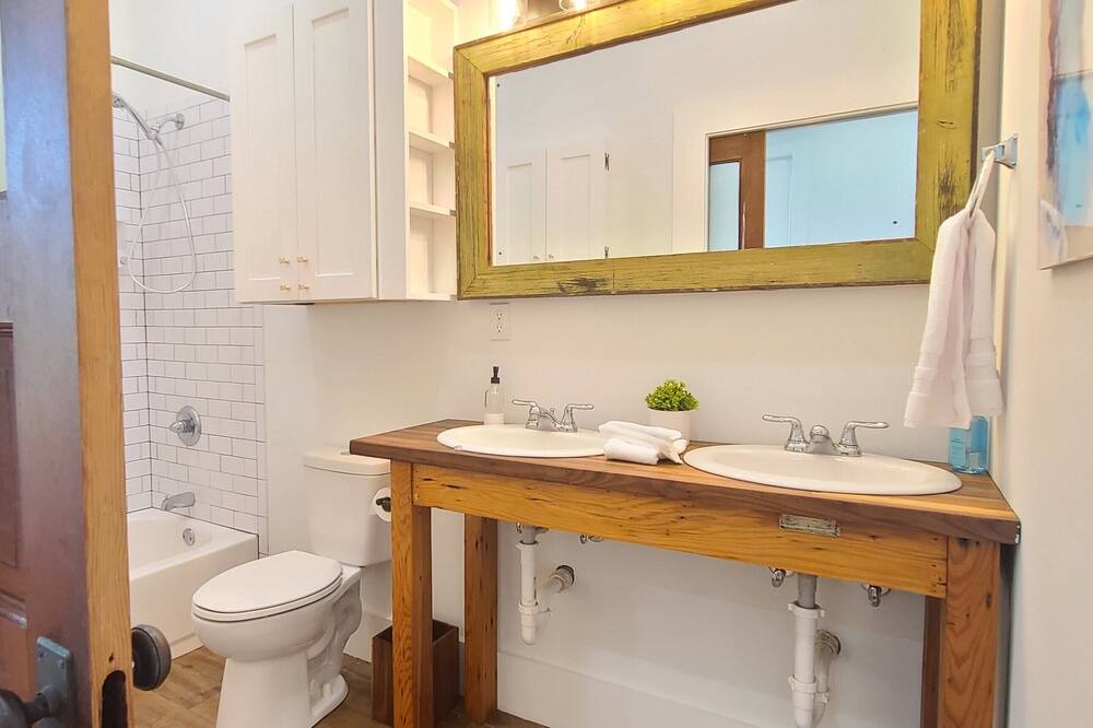 Photo of Bathroom in South 7th Ward