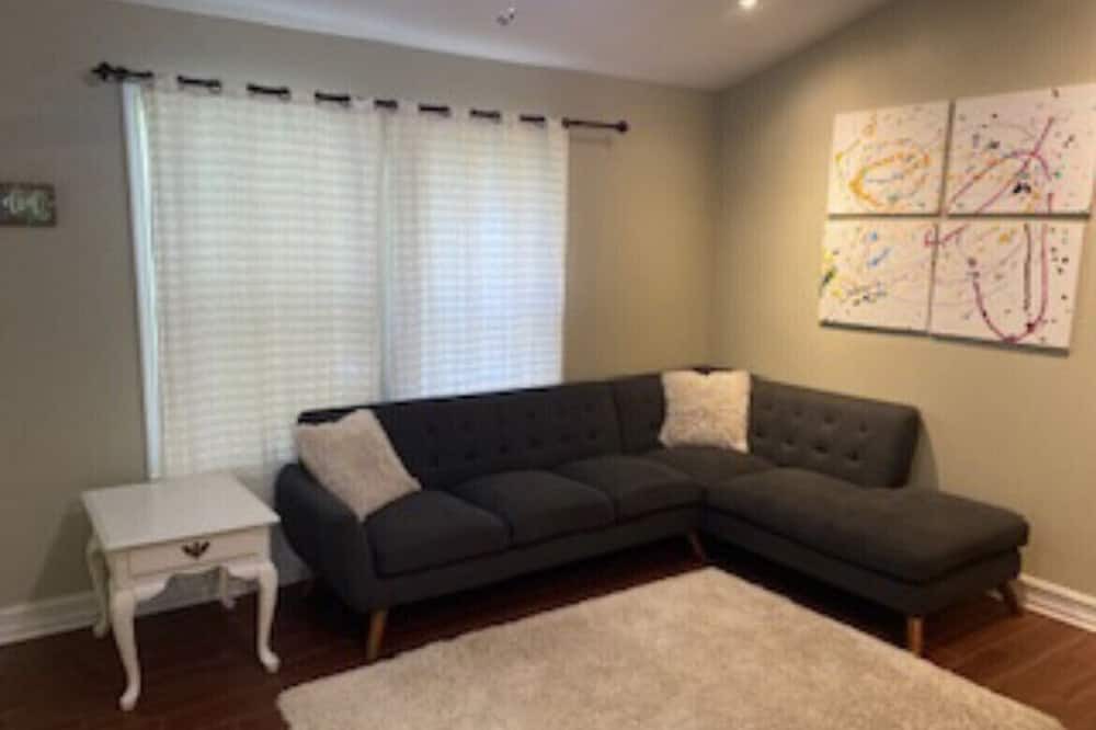Photo of Livingroom in Lake Bradford -Cascade Lake