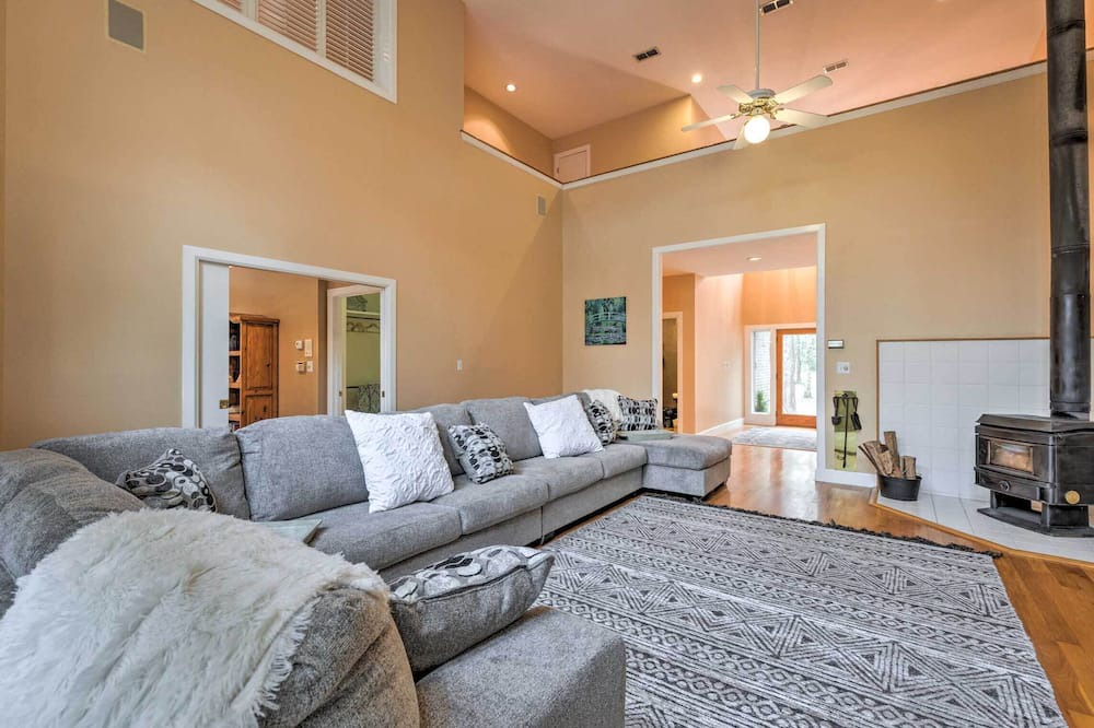 Photo of Livingroom in Daphne